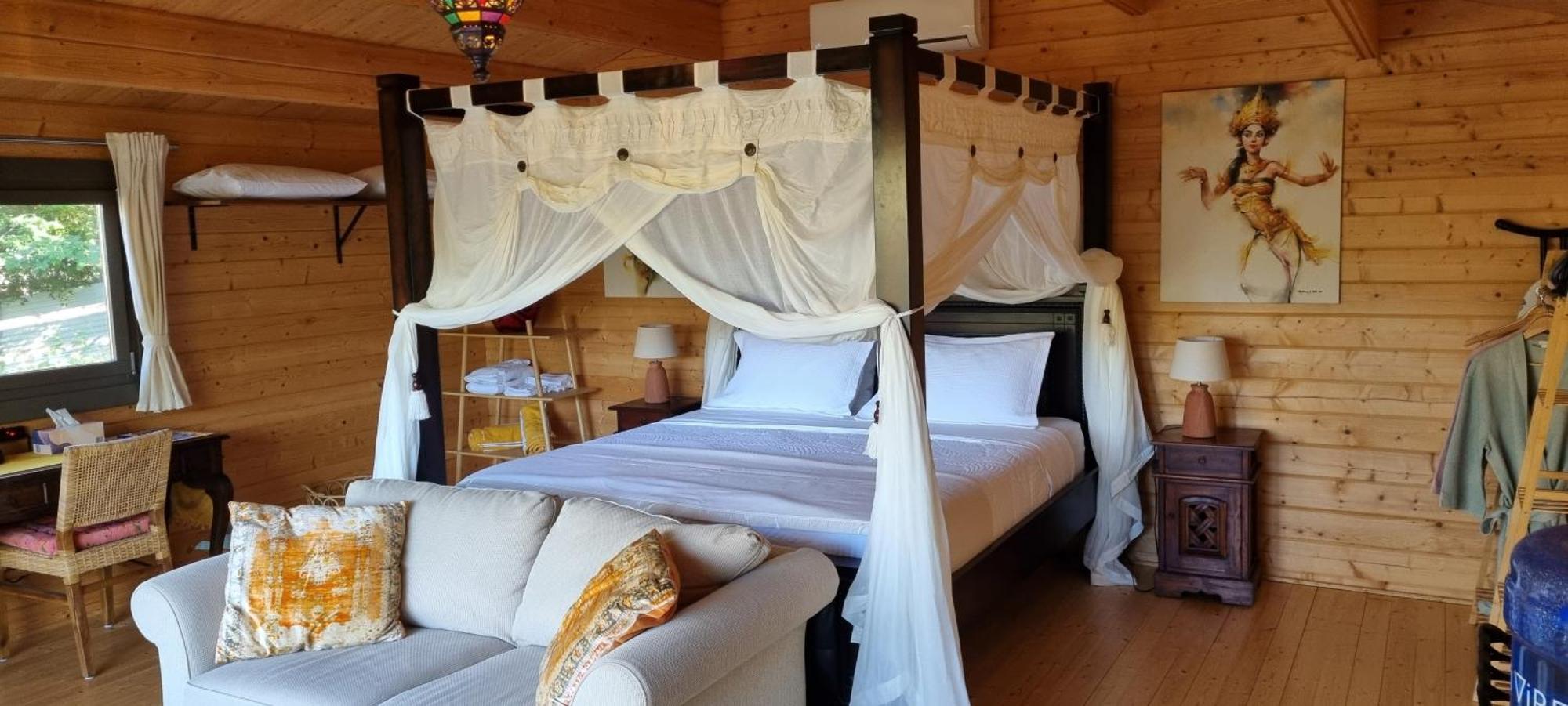 Healing Garden - California King Bed - Uluwatu Guest house